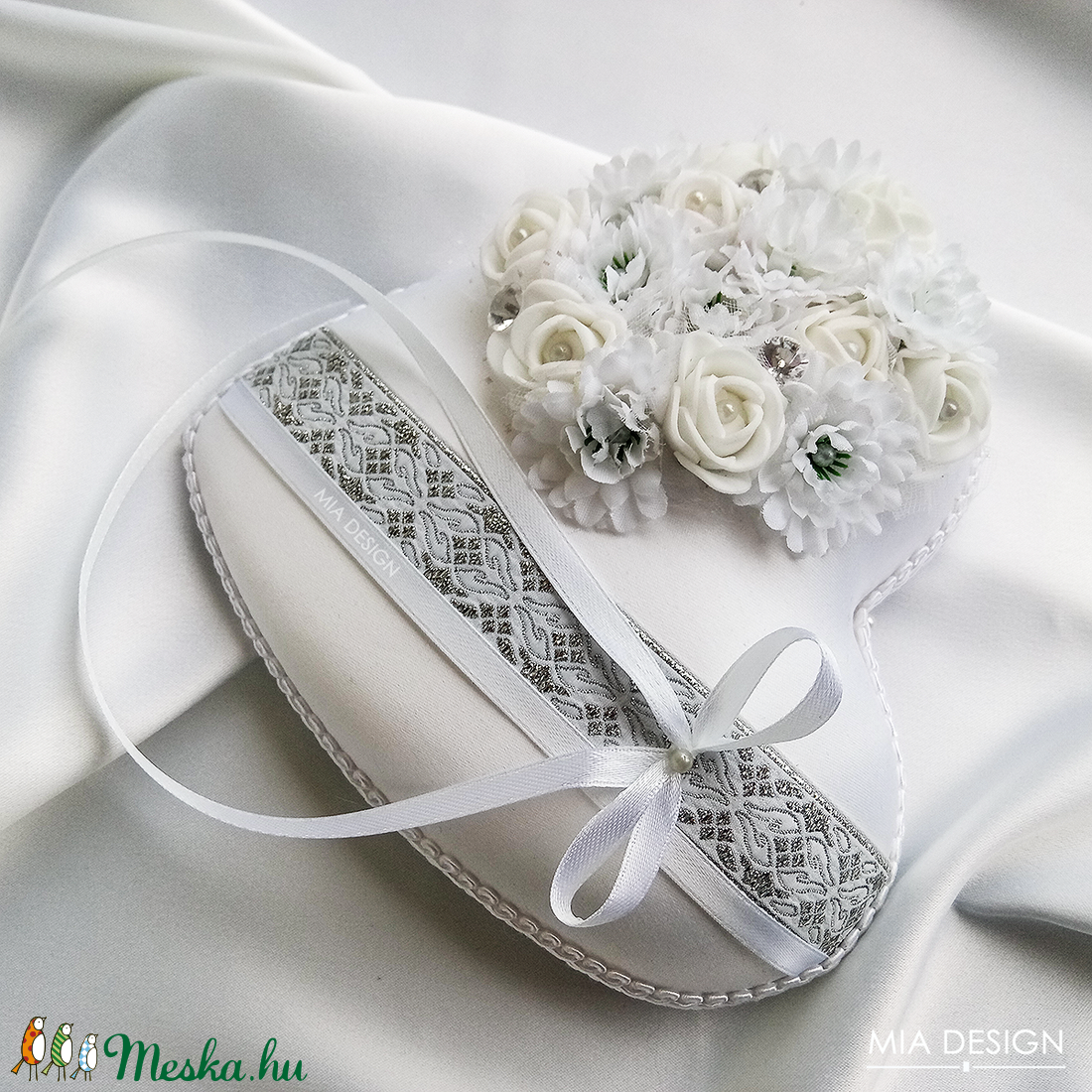 Ezüst-fehér gyűrűpárna, kézzel hímzett hófehér szalaggal -  - Meska.hu