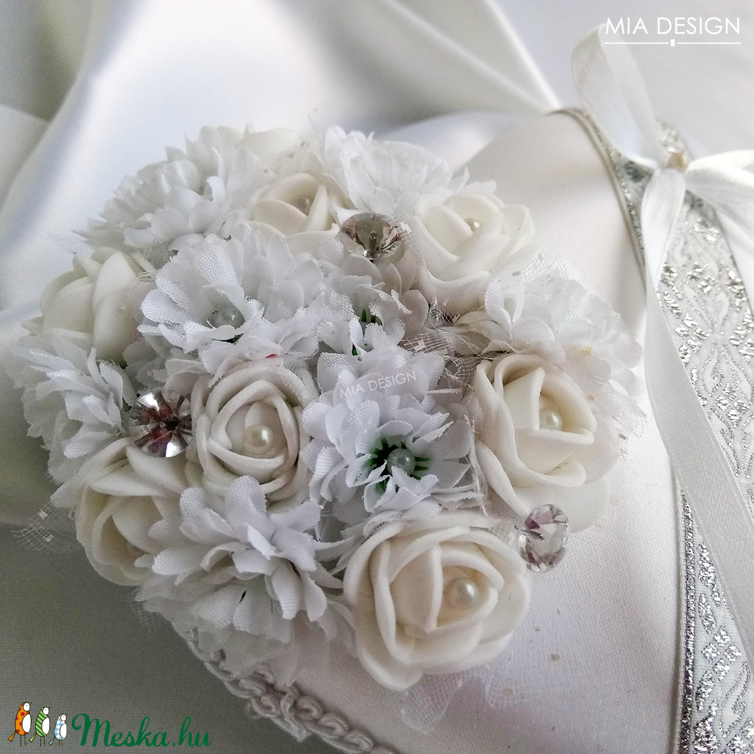 Ezüst-fehér gyűrűpárna, kézzel hímzett hófehér szalaggal -  - Meska.hu