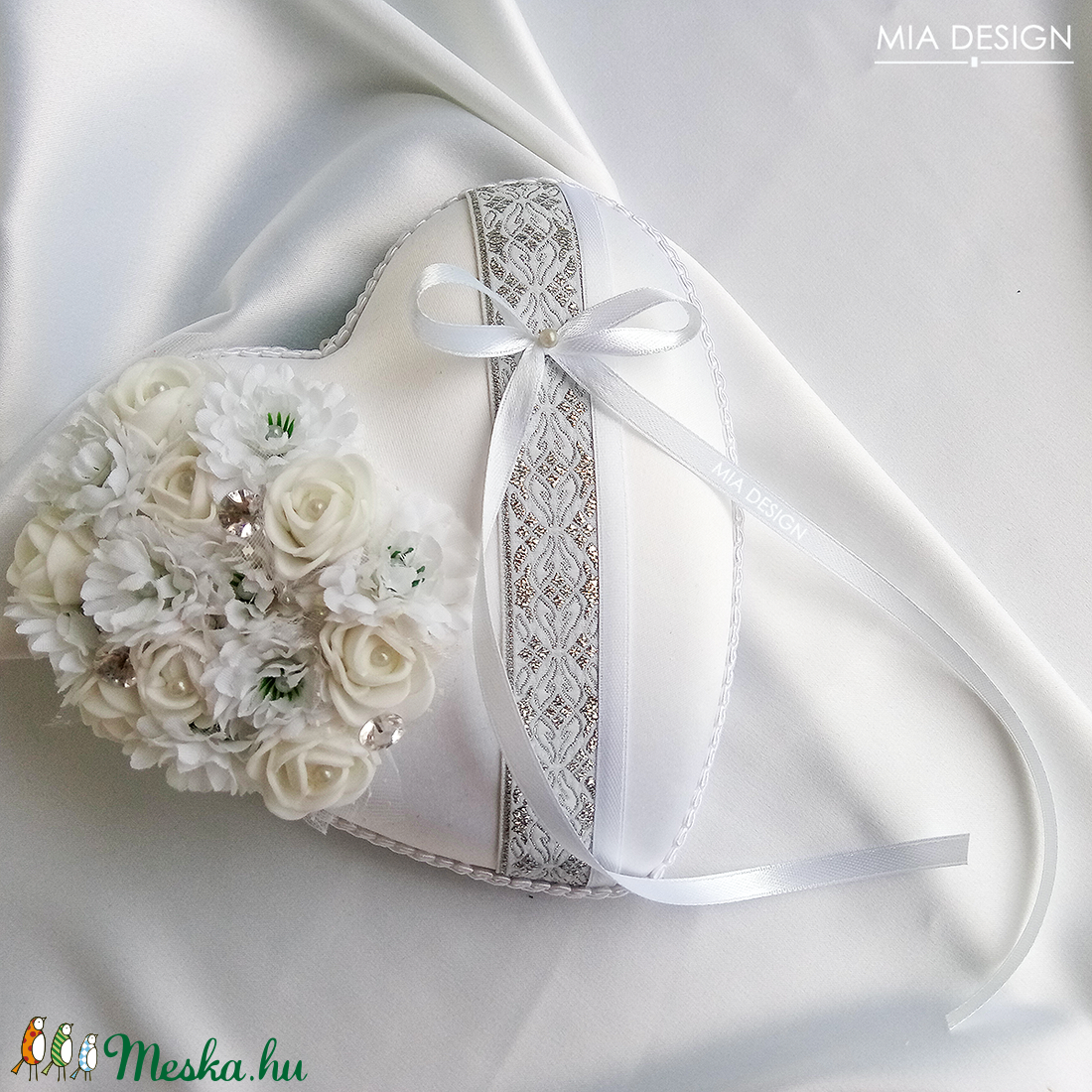 Ezüst-fehér gyűrűpárna, kézzel hímzett hófehér szalaggal -  - Meska.hu
