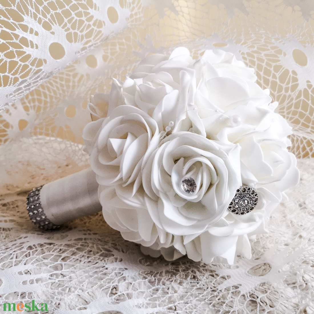 Fehér habrózsás, strasszal, brossokkal díszített esküvői csokor - esküvő - menyasszonyi- és dobócsokor - Meska.hu