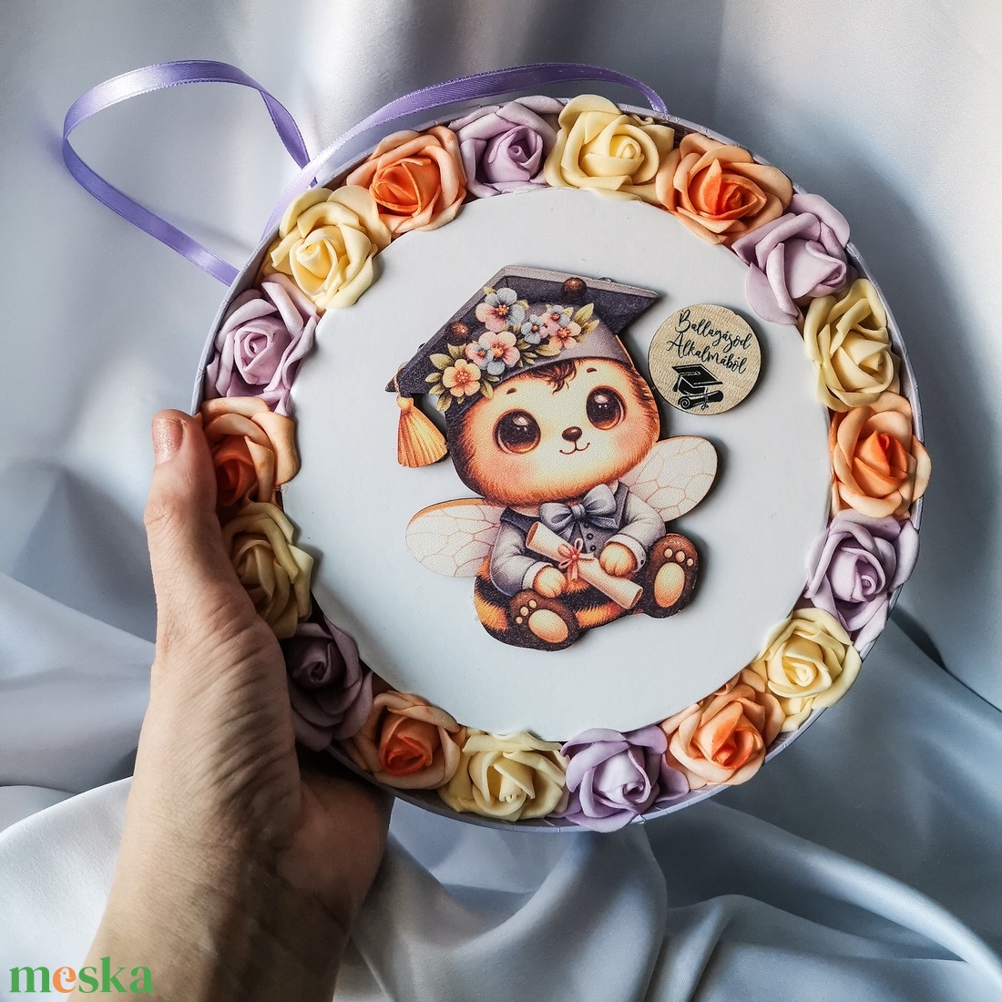 Falra akasztható ballagási emlék méhecskével - otthon & életmód - dekoráció - fali és függő dekoráció - falra akasztható dekor - Meska.hu Falra akasztható ballagási emlék méhecskével - otthon & életmód - dekoráció - fali és függő dekoráció - falra akasztható dekor - Meska.hu