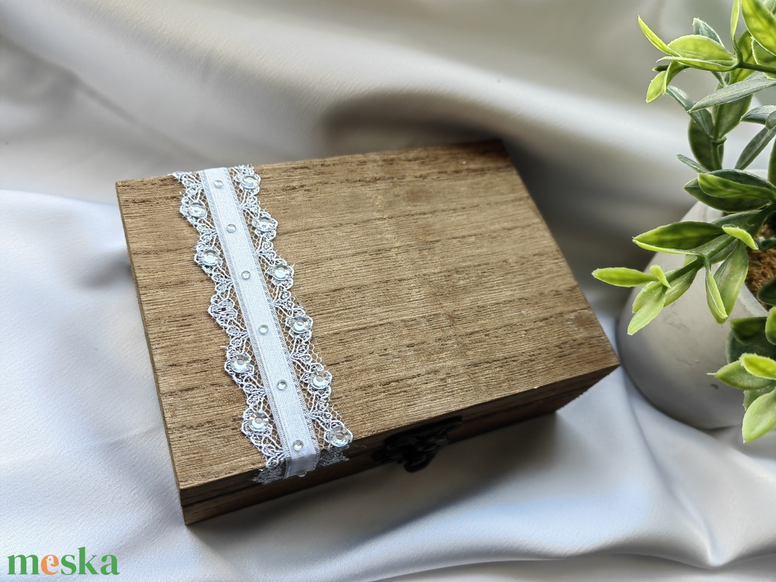 Esküvői gyűrűtartó ezüst organza szalagokkal - esküvő - kiegészítők - gyűrűtartó & gyűrűpárna - Meska.hu Esküvői gyűrűtartó ezüst organza szalagokkal - esküvő - kiegészítők - gyűrűtartó & gyűrűpárna - Meska.hu