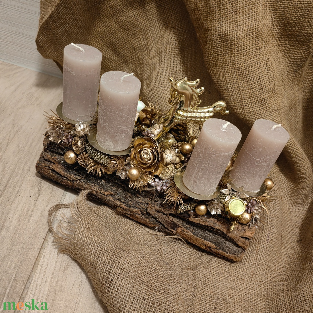 Arany színvilágú fahasábra ültetett adventi koszorú - karácsony - adventi díszek - adventi asztaldísz - Meska.hu