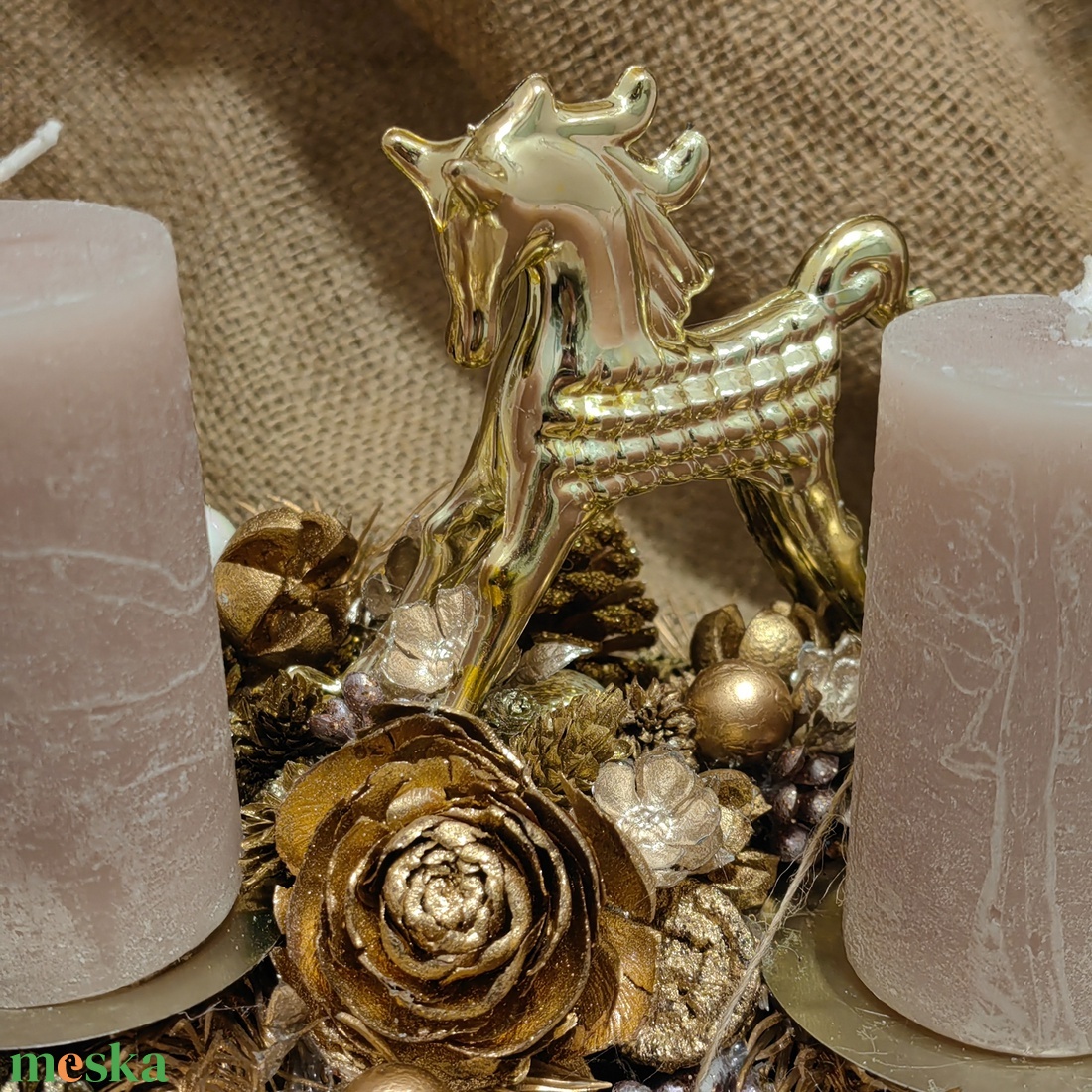 Arany színvilágú fahasábra ültetett adventi koszorú - karácsony - adventi díszek - adventi asztaldísz - Meska.hu