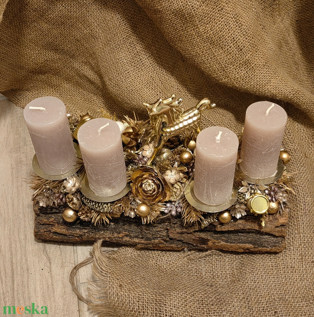 Arany színvilágú fahasábra ültetett adventi koszorú - karácsony - adventi díszek - adventi asztaldísz - Meska.hu