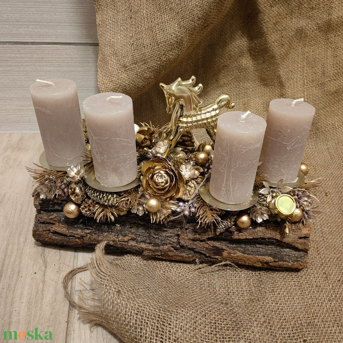Arany színvilágú fahasábra ültetett adventi koszorú - karácsony - adventi díszek - adventi asztaldísz - Meska.hu