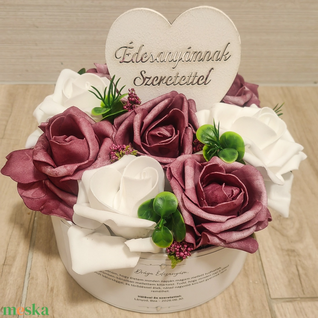 Mélylila-fehér szülőköszöntő virágdoboz - esküvő - emlék & ajándék - szülőköszöntő ajándék - Meska.hu