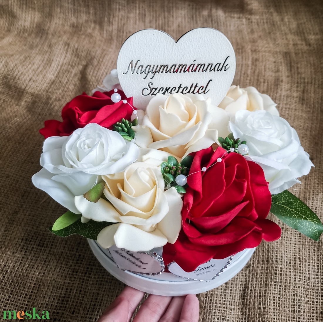 Vörös-barack-fehér köszöntő virágdoboz - esküvő - emlék & ajándék - szülőköszöntő ajándék - Meska.hu
