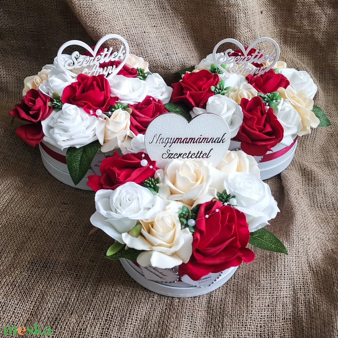 Vörös-barack-fehér köszöntő virágdoboz - esküvő - emlék & ajándék - szülőköszöntő ajándék - Meska.hu