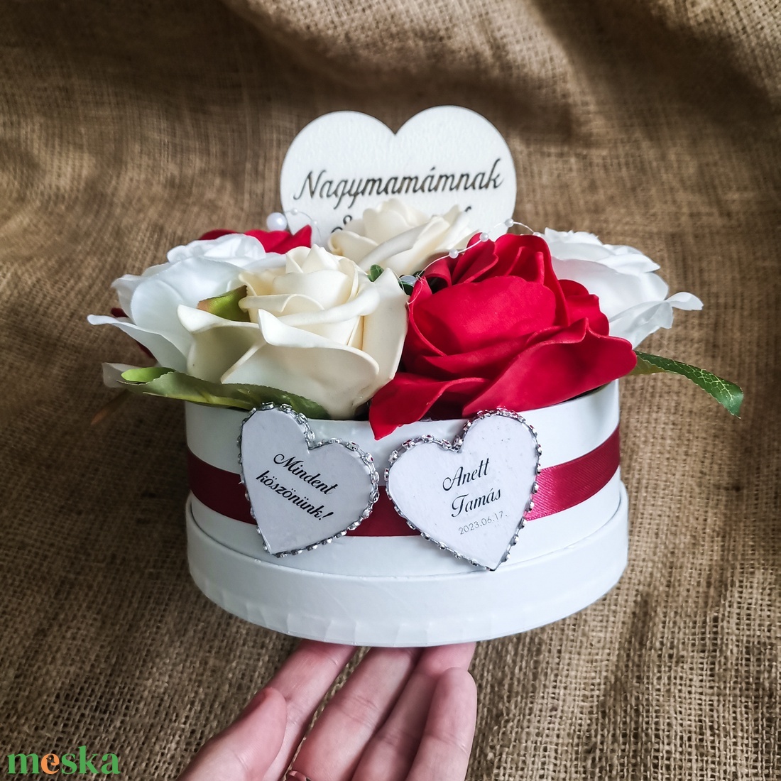 Vörös-barack-fehér köszöntő virágdoboz - esküvő - emlék & ajándék - szülőköszöntő ajándék - Meska.hu