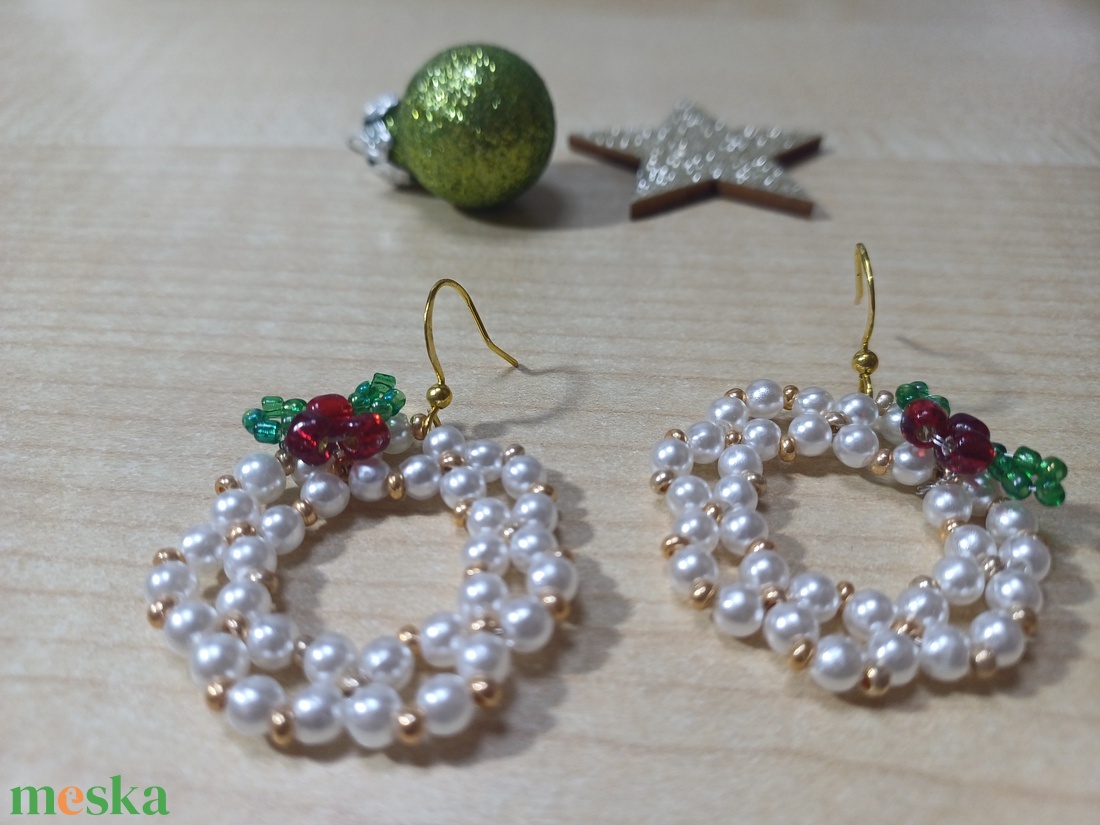 Fehér-arany koszorú magyallal - fülbevaló - ékszer - fülbevaló - lógós kerek fülbevaló - Meska.hu