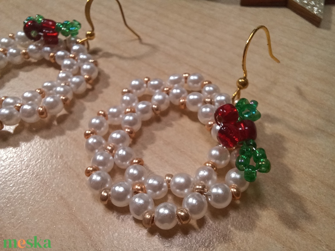 Fehér-arany koszorú magyallal - fülbevaló - ékszer - fülbevaló - lógós kerek fülbevaló - Meska.hu