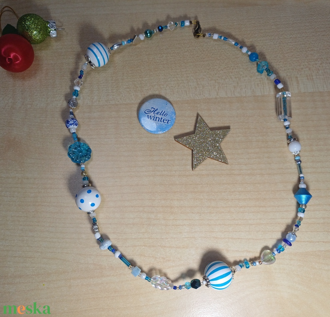 Kék-fehér nyaklánc téli hangulatban - ékszer - nyaklánc - bogyós nyaklánc - Meska.hu