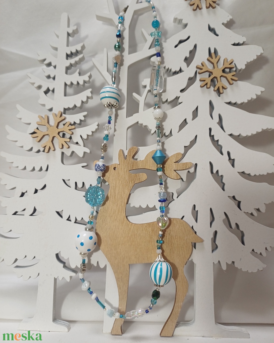 Kék-fehér nyaklánc téli hangulatban - ékszer - nyaklánc - bogyós nyaklánc - Meska.hu