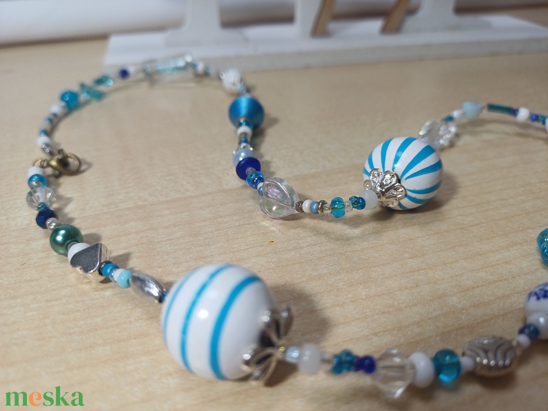 Kék-fehér nyaklánc téli hangulatban - ékszer - nyaklánc - bogyós nyaklánc - Meska.hu