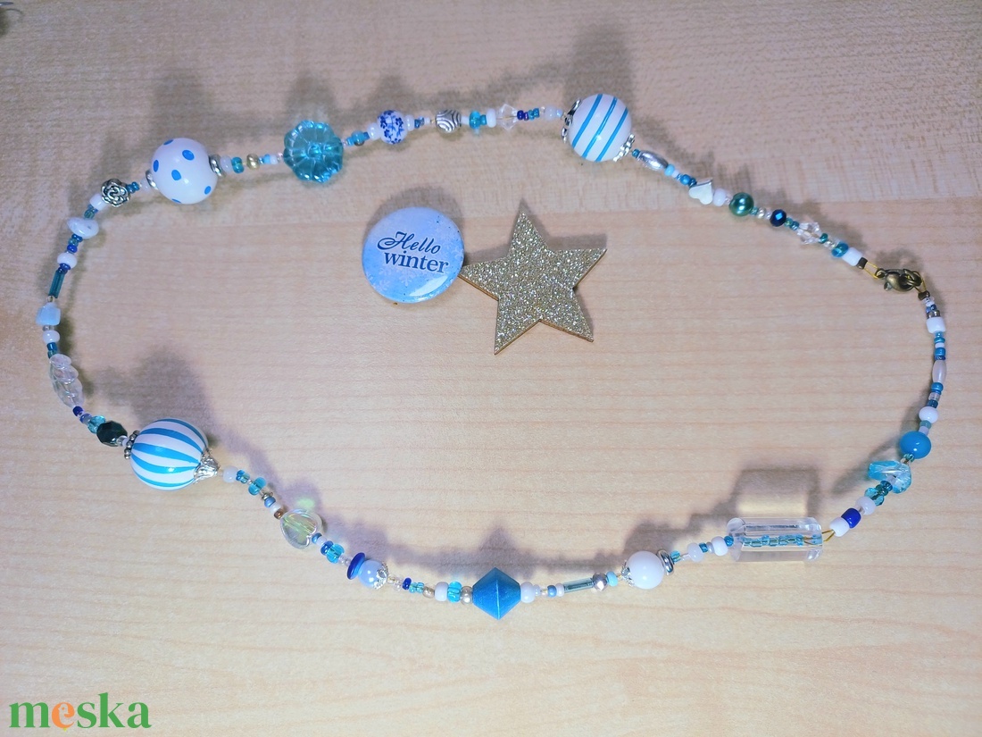Kék-fehér nyaklánc téli hangulatban - ékszer - nyaklánc - bogyós nyaklánc - Meska.hu