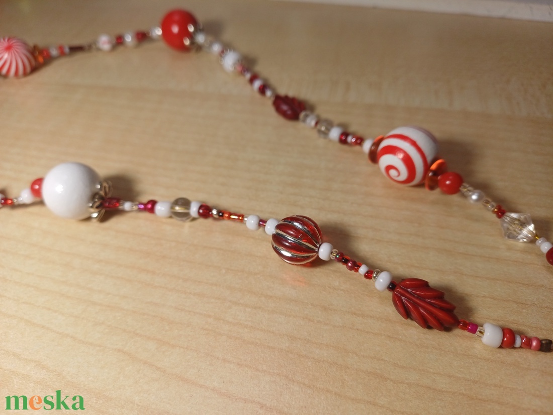 Piros-fehér nyaklánc - ékszer - nyaklánc - bogyós nyaklánc - Meska.hu