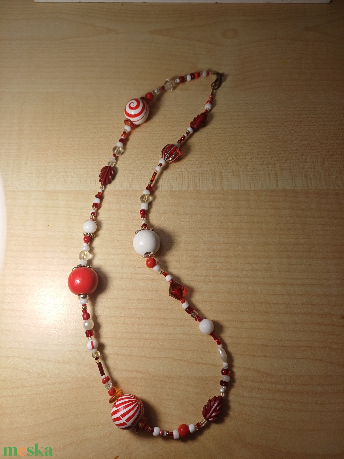 Piros-fehér nyaklánc - ékszer - nyaklánc - bogyós nyaklánc - Meska.hu