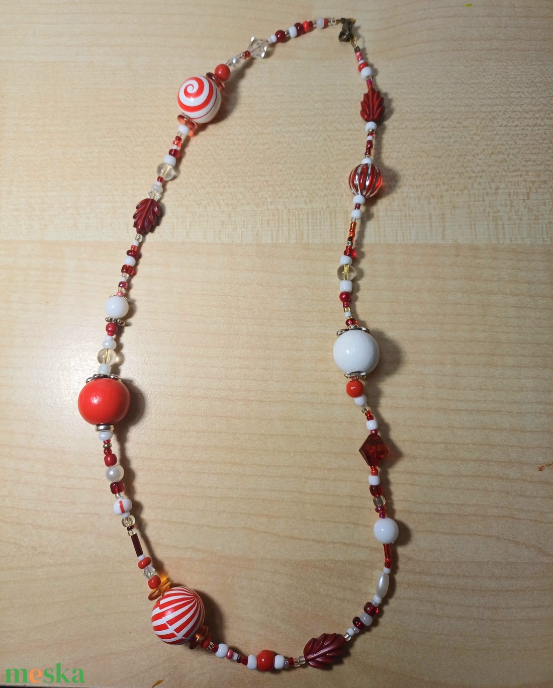 Piros-fehér nyaklánc - ékszer - nyaklánc - bogyós nyaklánc - Meska.hu