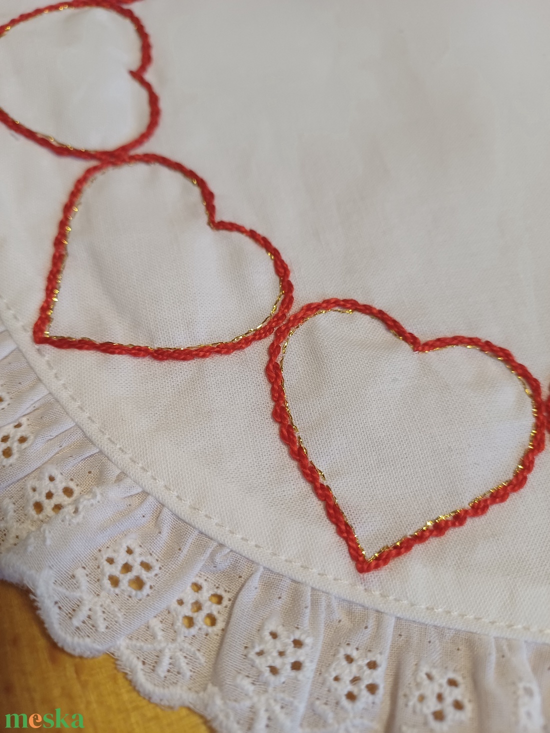 Hímzett szívecskés, csipkés kör terítő - otthon & életmód - lakástextil - abrosz, terítő - asztalközép terítő - Meska.hu