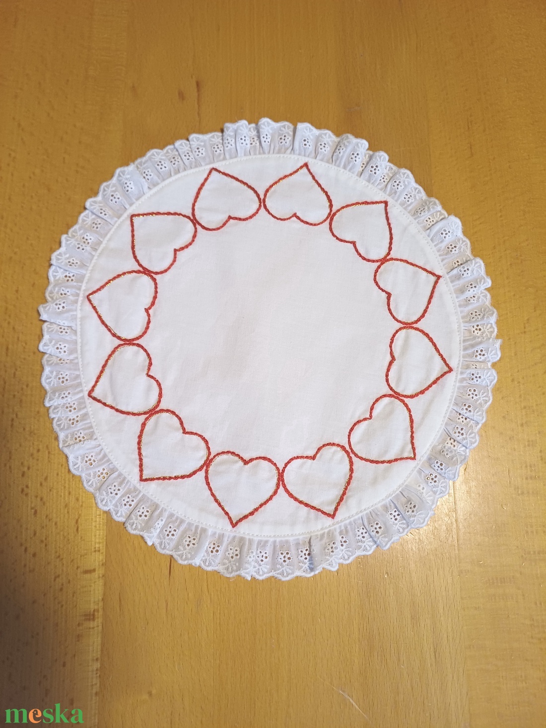 Hímzett szívecskés, csipkés kör terítő - otthon & életmód - lakástextil - abrosz, terítő - asztalközép terítő - Meska.hu