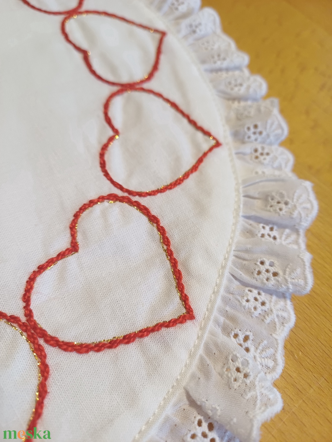 Hímzett szívecskés, csipkés kör terítő - otthon & életmód - lakástextil - abrosz, terítő - asztalközép terítő - Meska.hu