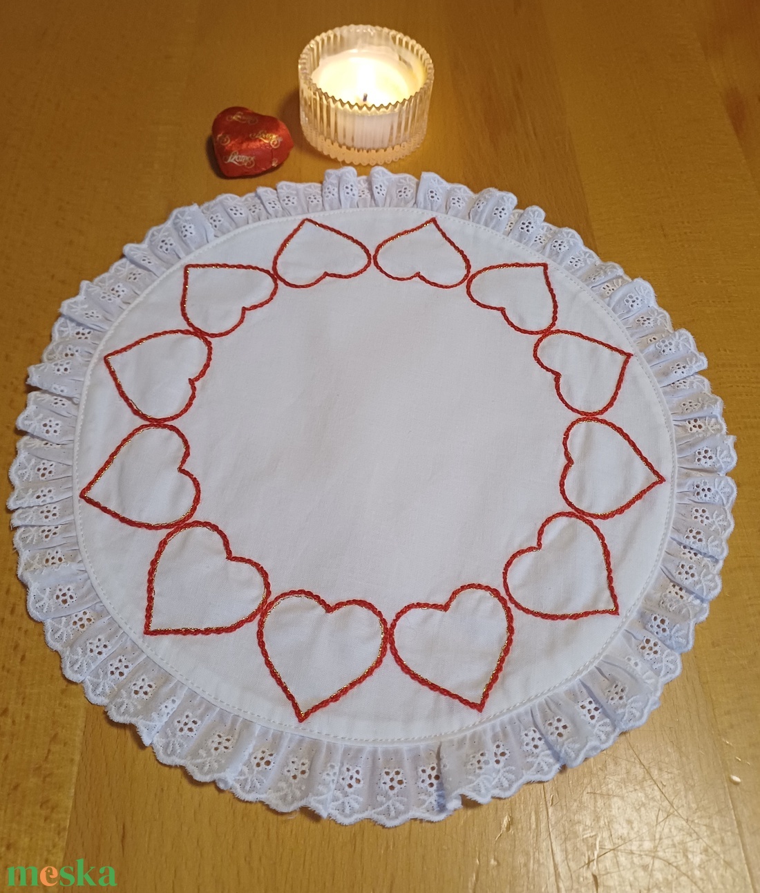 Hímzett szívecskés, csipkés kör terítő - otthon & életmód - lakástextil - abrosz, terítő - asztalközép terítő - Meska.hu