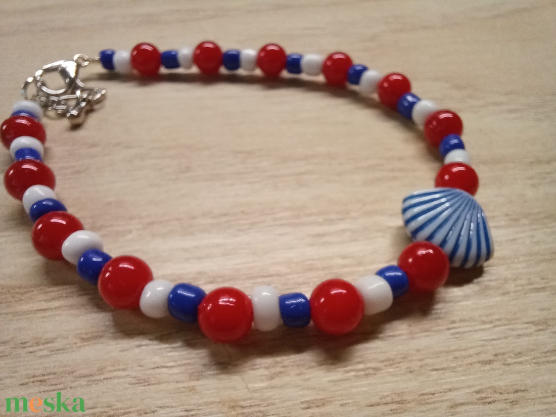 Tengerész hangulatú karkötő kagylós mintával - ékszer - karkötő - gyöngyös karkötő - Meska.hu
