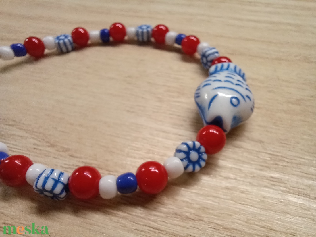 Tengerész hangulatú karkötő hal és virág mintával - ékszer - karkötő - gyöngyös karkötő - Meska.hu