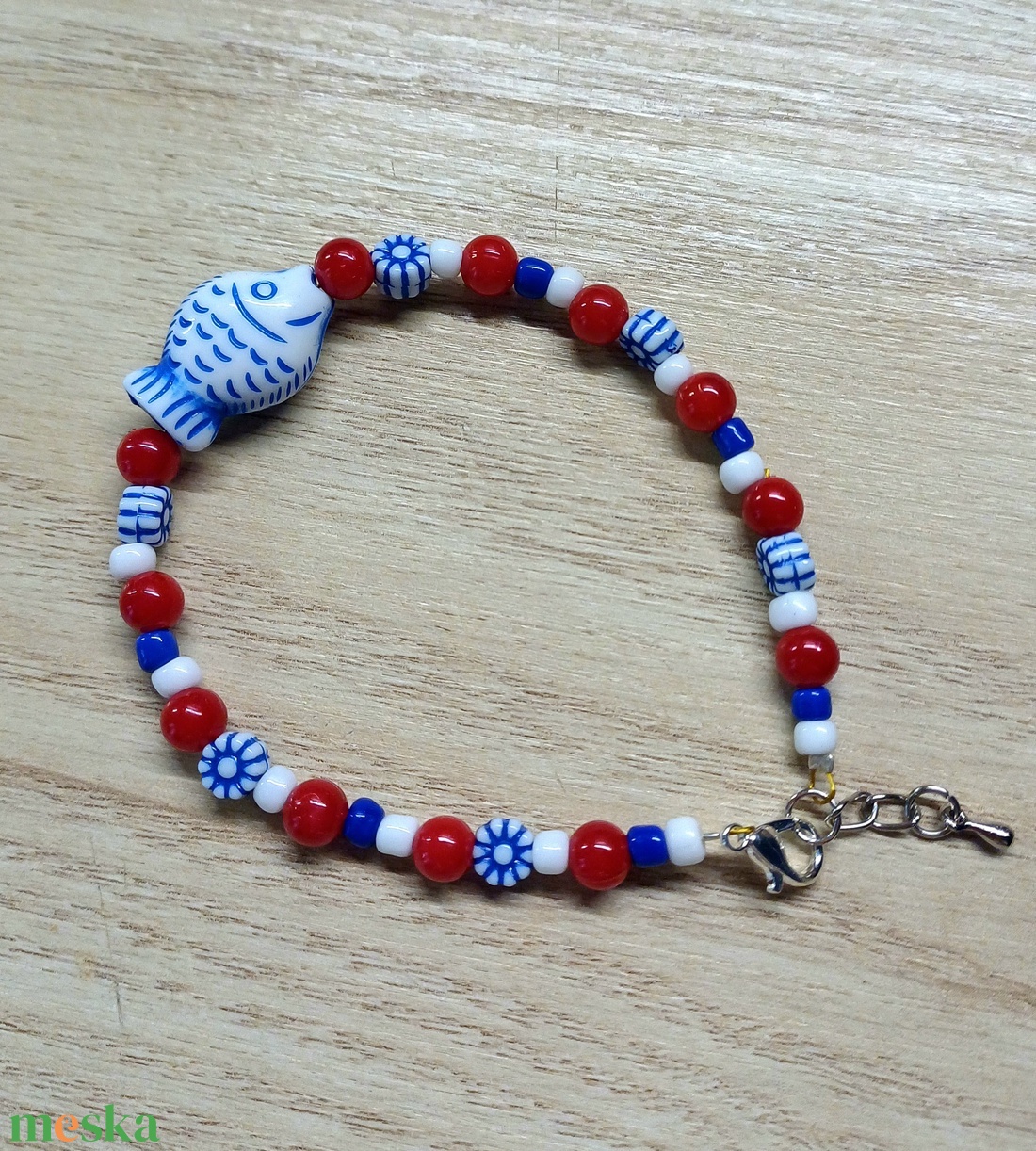 Tengerész hangulatú karkötő hal és virág mintával - ékszer - karkötő - gyöngyös karkötő - Meska.hu