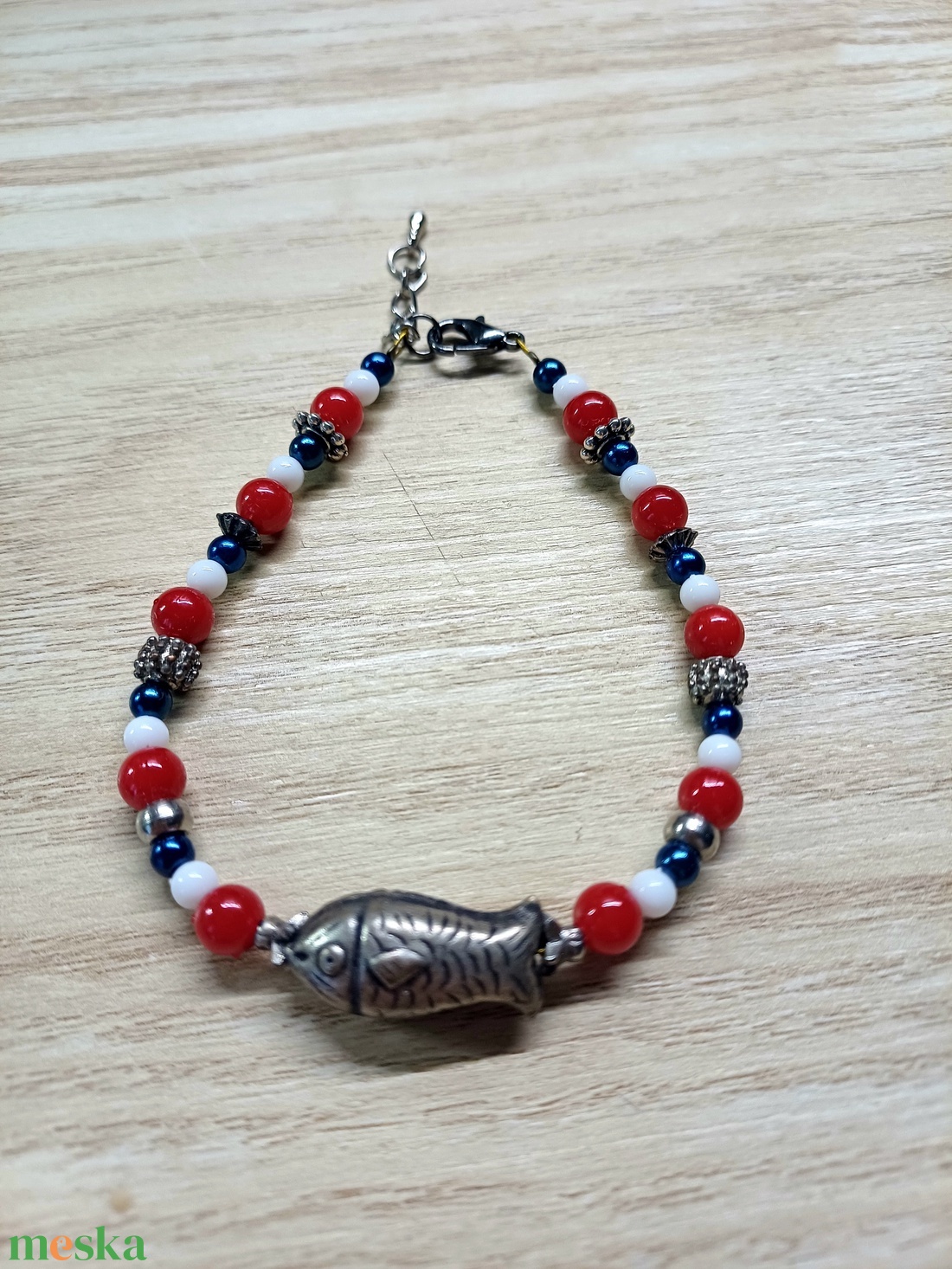 Tengerész hangulatú karkötő fém hallal - ékszer - karkötő - gyöngyös karkötő - Meska.hu