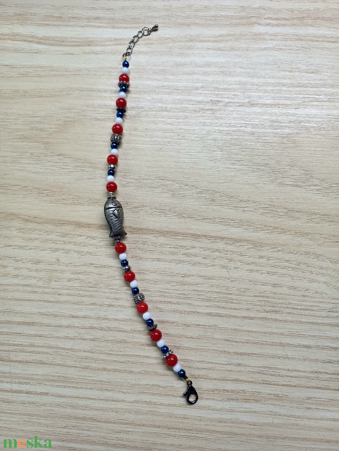 Tengerész hangulatú karkötő fém hallal - ékszer - karkötő - gyöngyös karkötő - Meska.hu