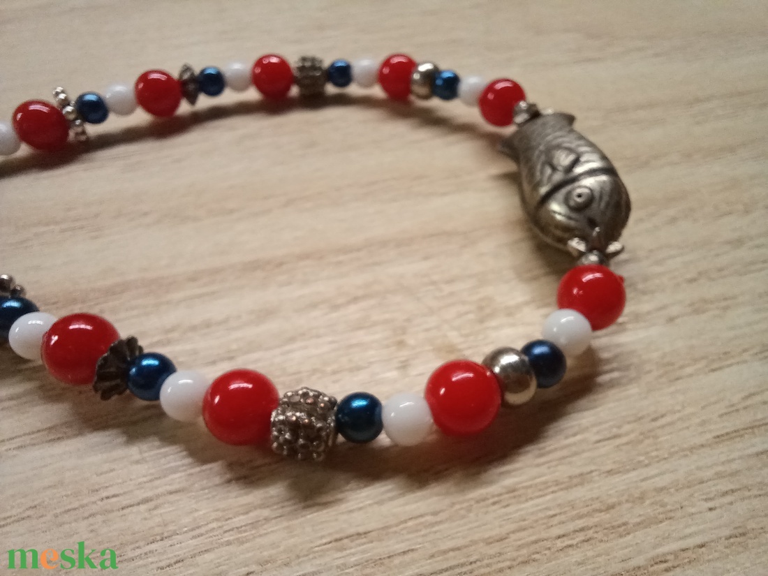 Tengerész hangulatú karkötő fém hallal - ékszer - karkötő - gyöngyös karkötő - Meska.hu