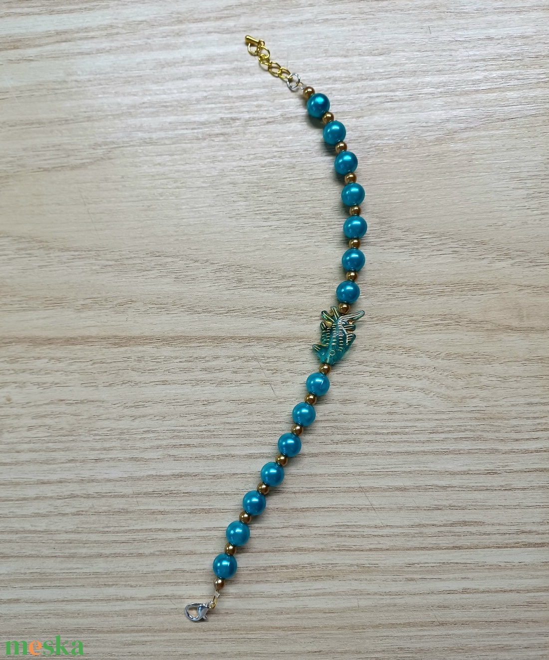 Türkizkék-arany karkötő hal mintával - ékszer - karkötő - gyöngyös karkötő - Meska.hu