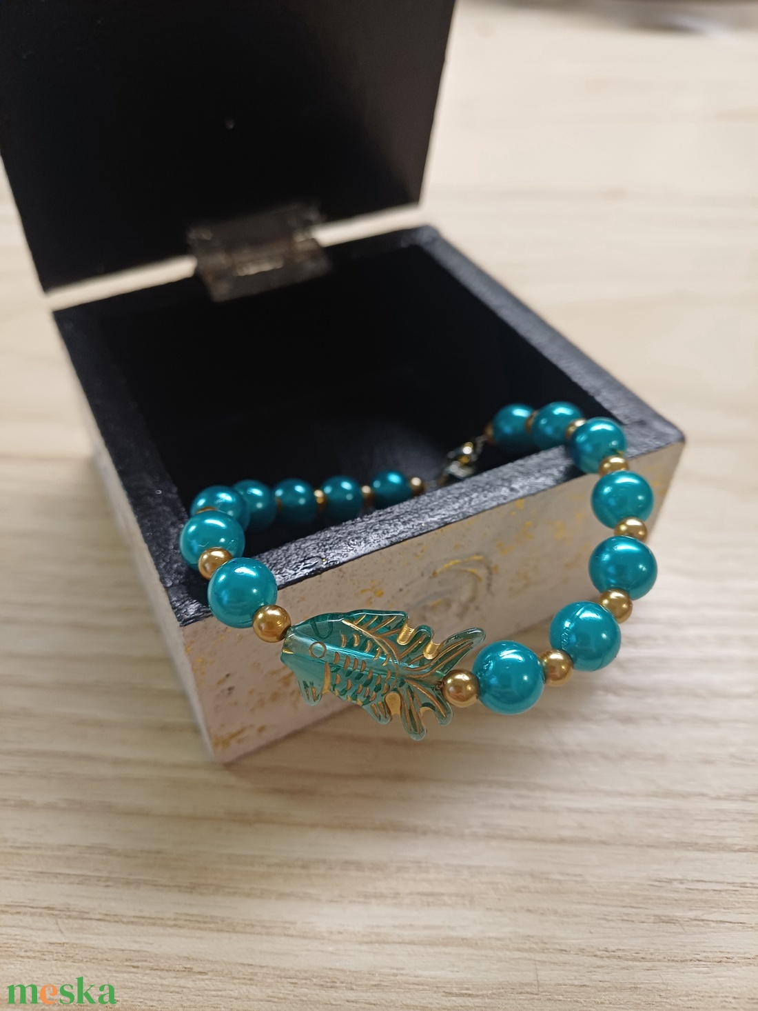 Türkizkék-arany karkötő hal mintával - ékszer - karkötő - gyöngyös karkötő - Meska.hu