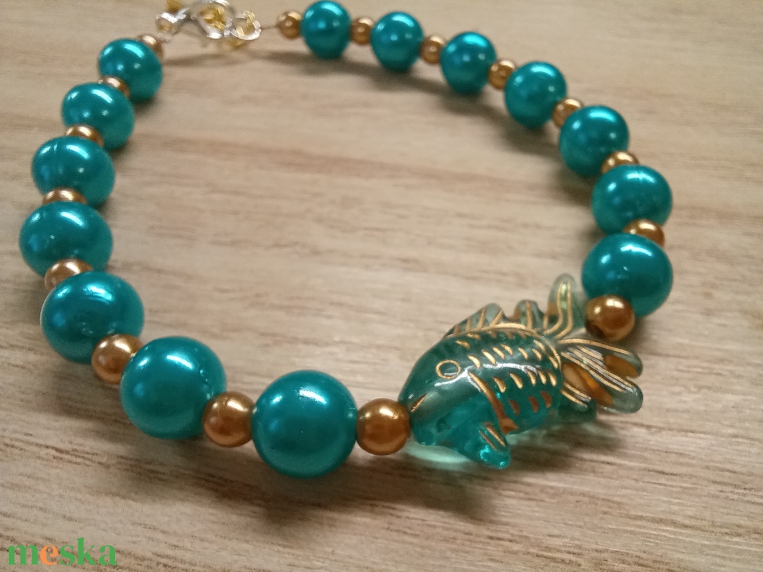 Türkizkék-arany karkötő hal mintával - ékszer - karkötő - gyöngyös karkötő - Meska.hu