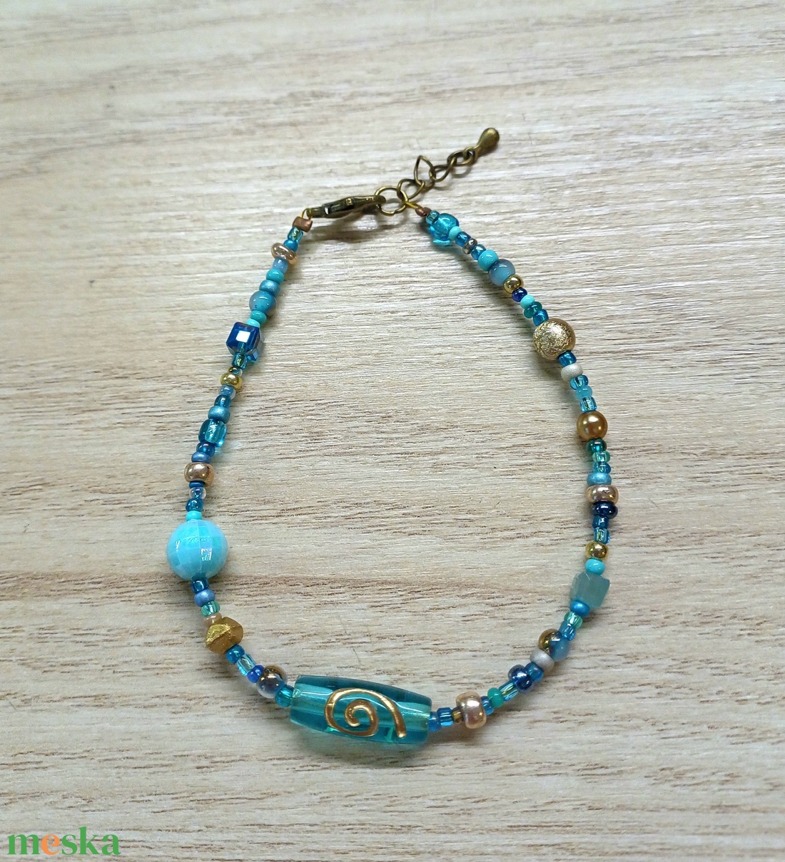 Türkizkék-arany karkötő keleti hangulatban - ékszer - karkötő - gyöngyös karkötő - Meska.hu