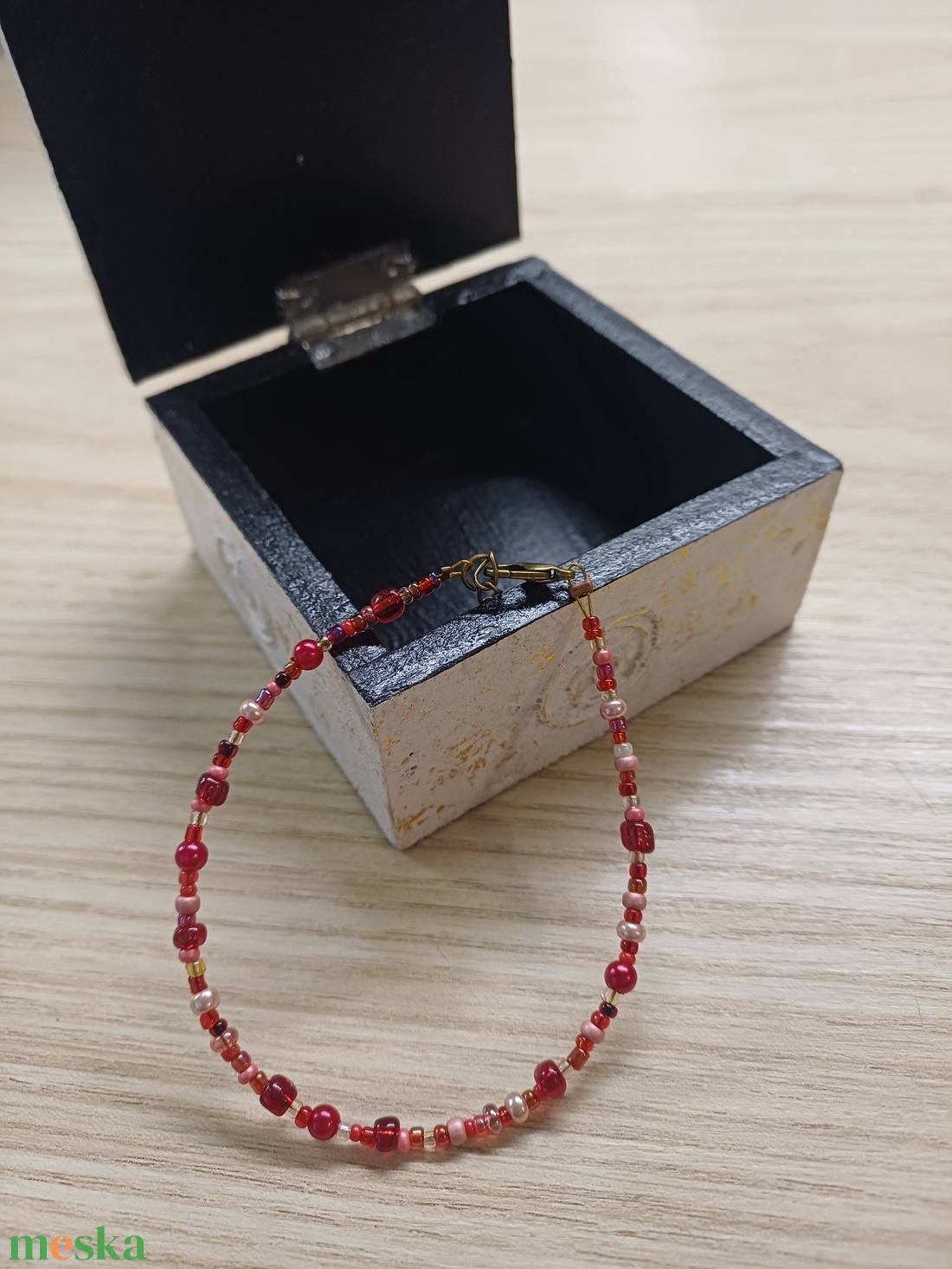 Piros karkötő  - ékszer - karkötő - gyöngyös karkötő - Meska.hu