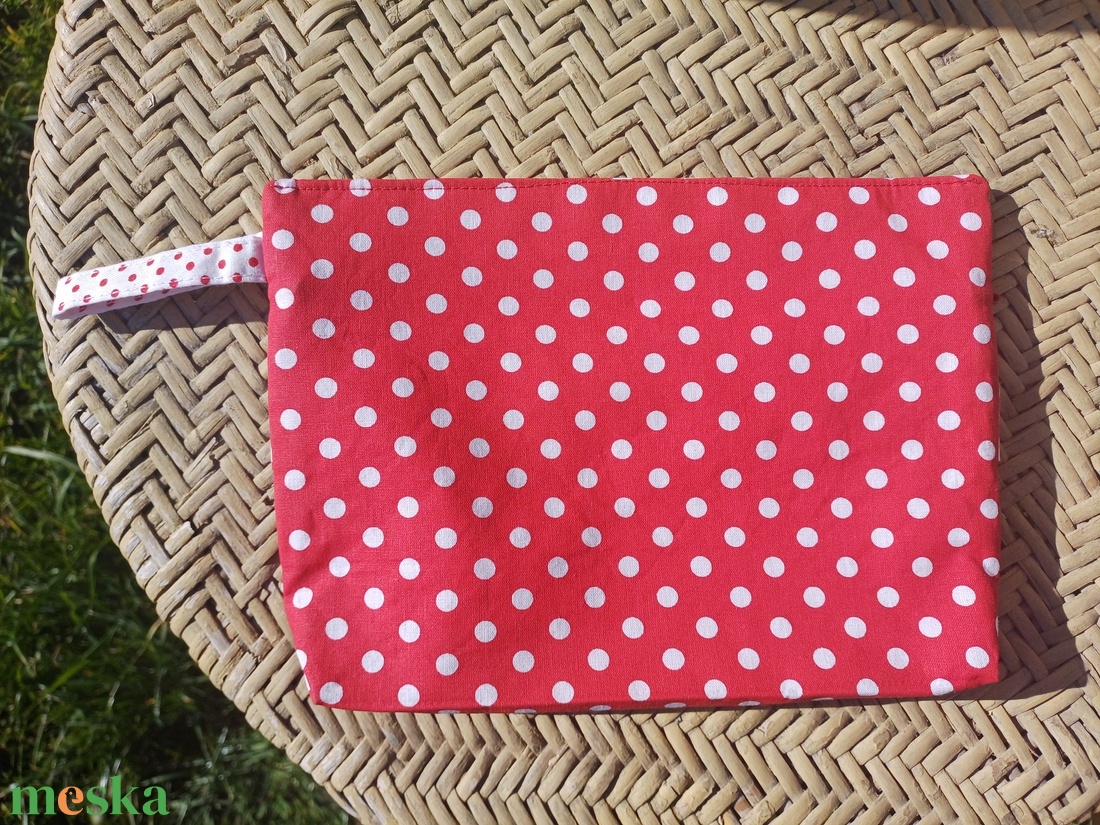 Piros pöttyös fodros neszesszer  - táska & tok - neszesszer - Meska.hu