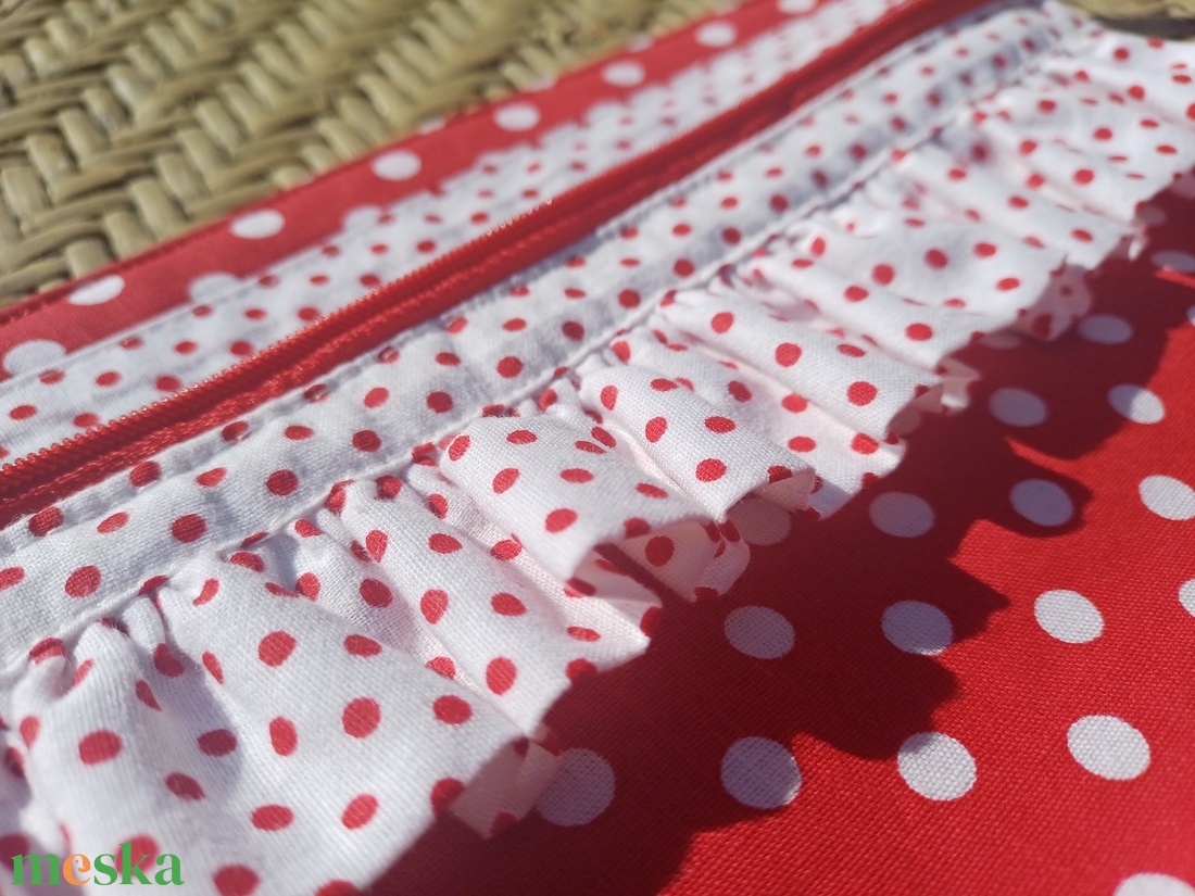 Piros pöttyös fodros neszesszer  - táska & tok - neszesszer - Meska.hu