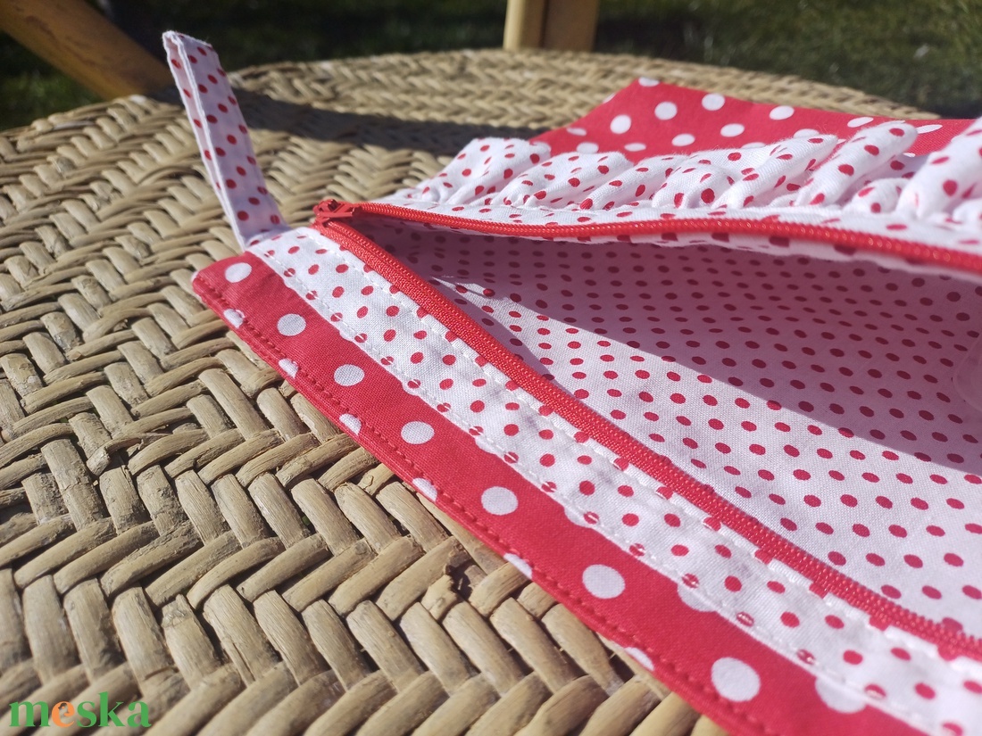 Piros pöttyös fodros neszesszer  - táska & tok - neszesszer - Meska.hu