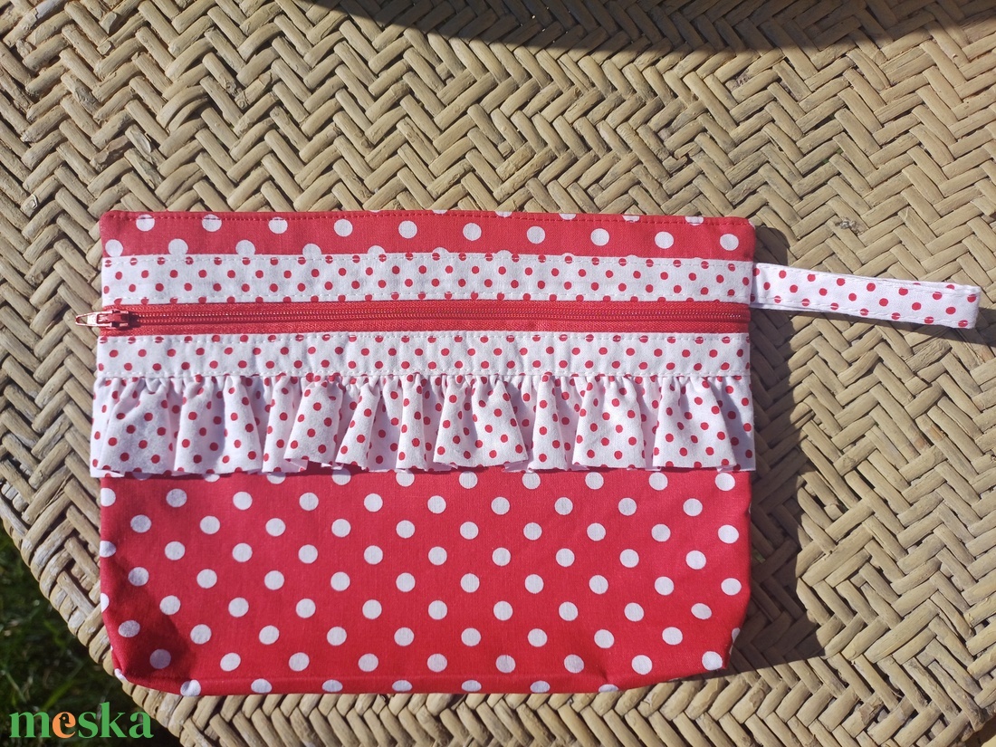 Piros pöttyös fodros neszesszer  - táska & tok - neszesszer - Meska.hu