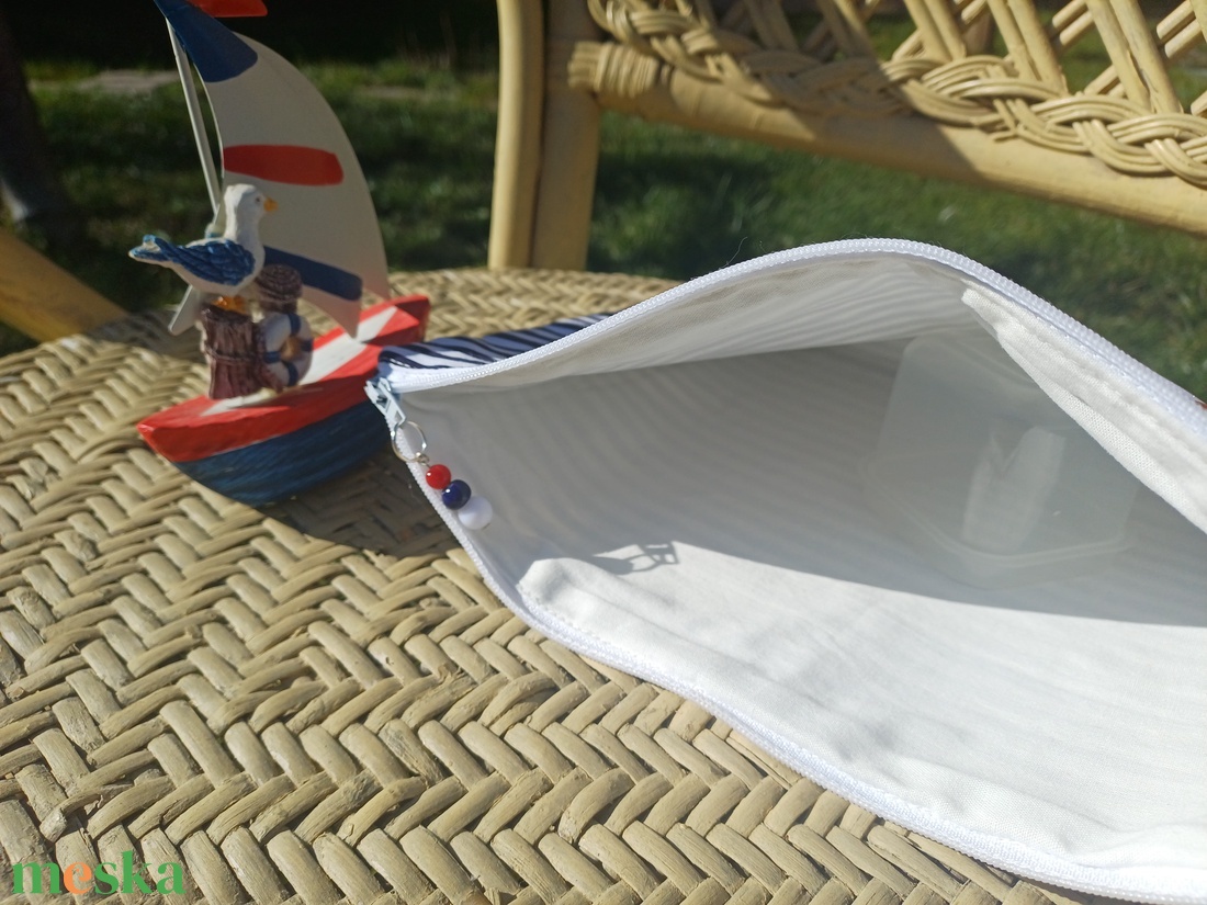 Kék-fehér csíkos, gombos neszesszer  - táska & tok - neszesszer - Meska.hu