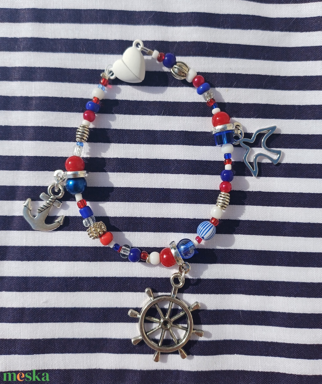 Tengerész hangulatú charm karkötő  - ékszer - karkötő - karkötő medállal - Meska.hu