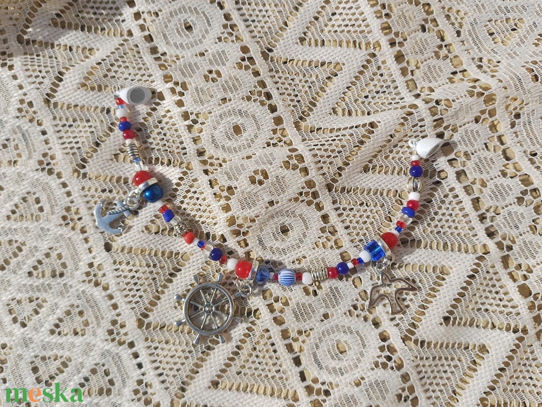 Tengerész hangulatú charm karkötő  - ékszer - karkötő - karkötő medállal - Meska.hu