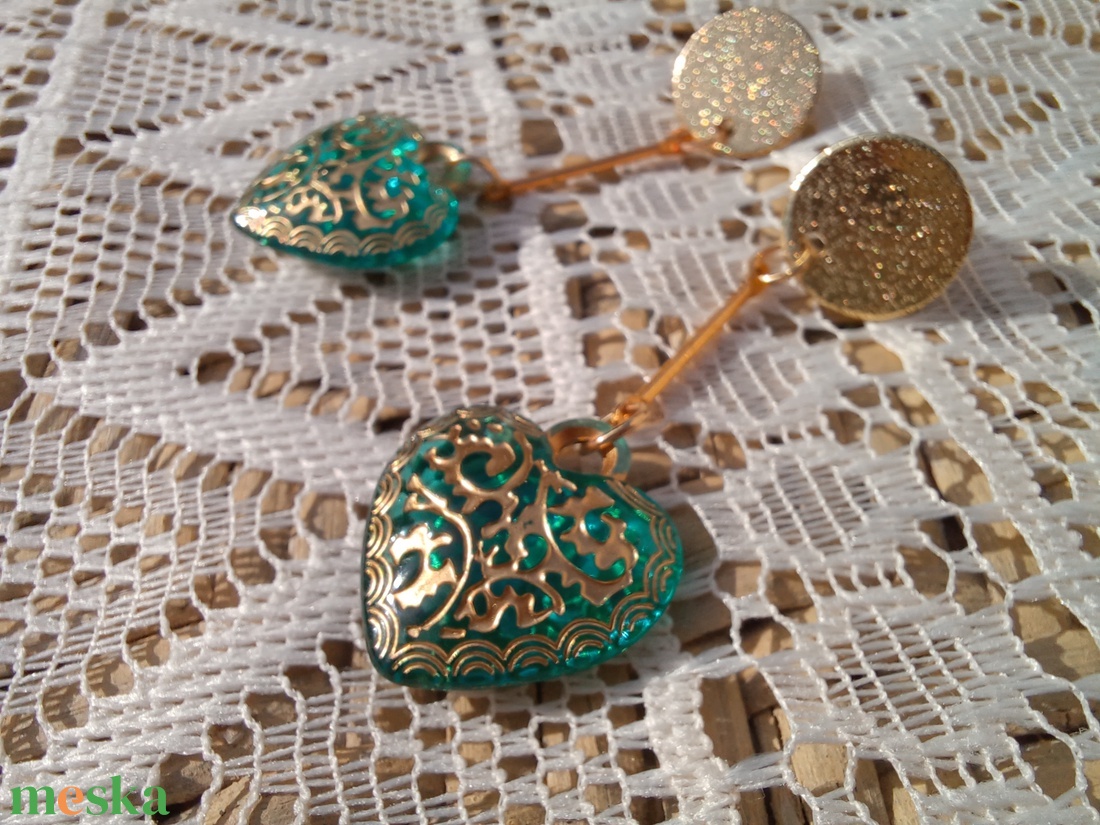 Arany-türkizkék szívecskés fülbevaló  - ékszer - fülbevaló - lógó fülbevaló - Meska.hu