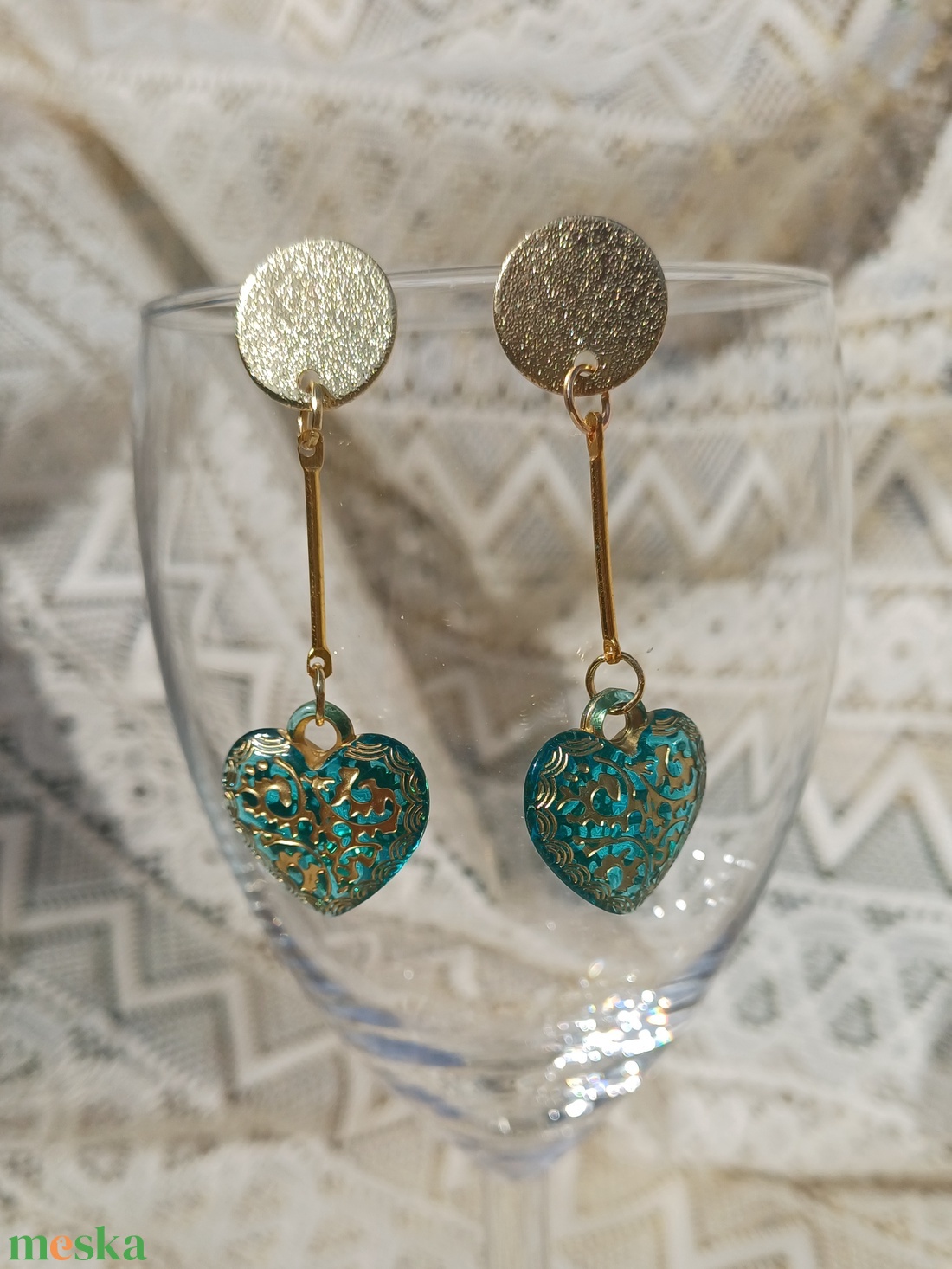 Arany-türkizkék szívecskés fülbevaló  - ékszer - fülbevaló - lógó fülbevaló - Meska.hu