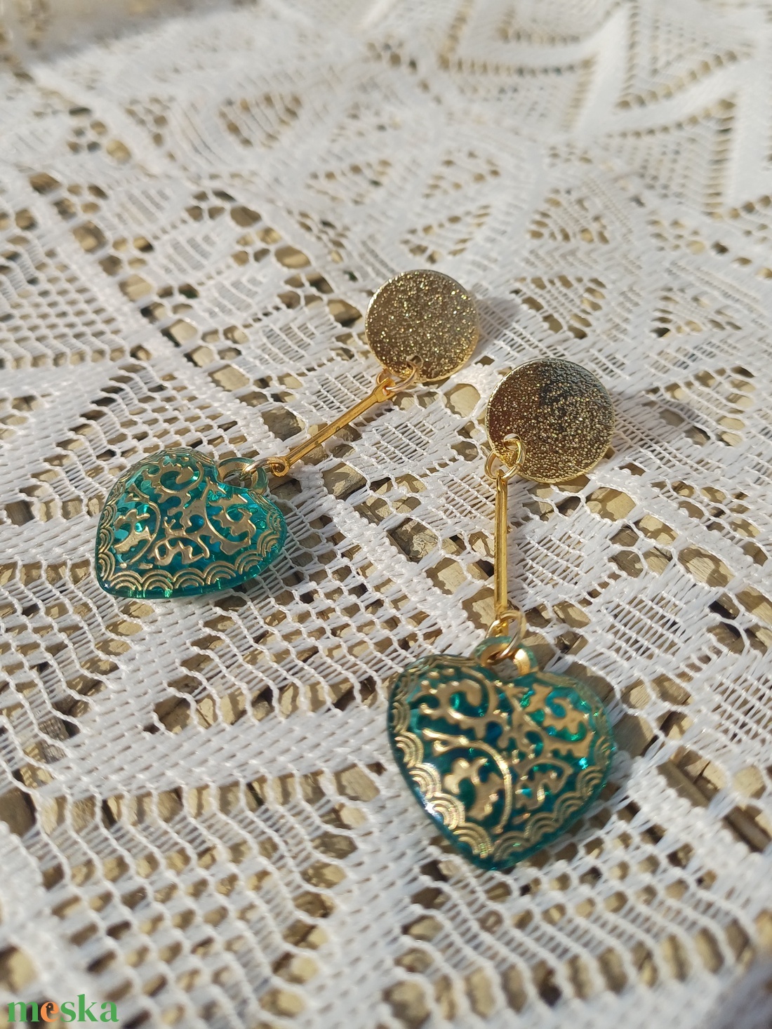 Arany-türkizkék szívecskés fülbevaló  - ékszer - fülbevaló - lógó fülbevaló - Meska.hu