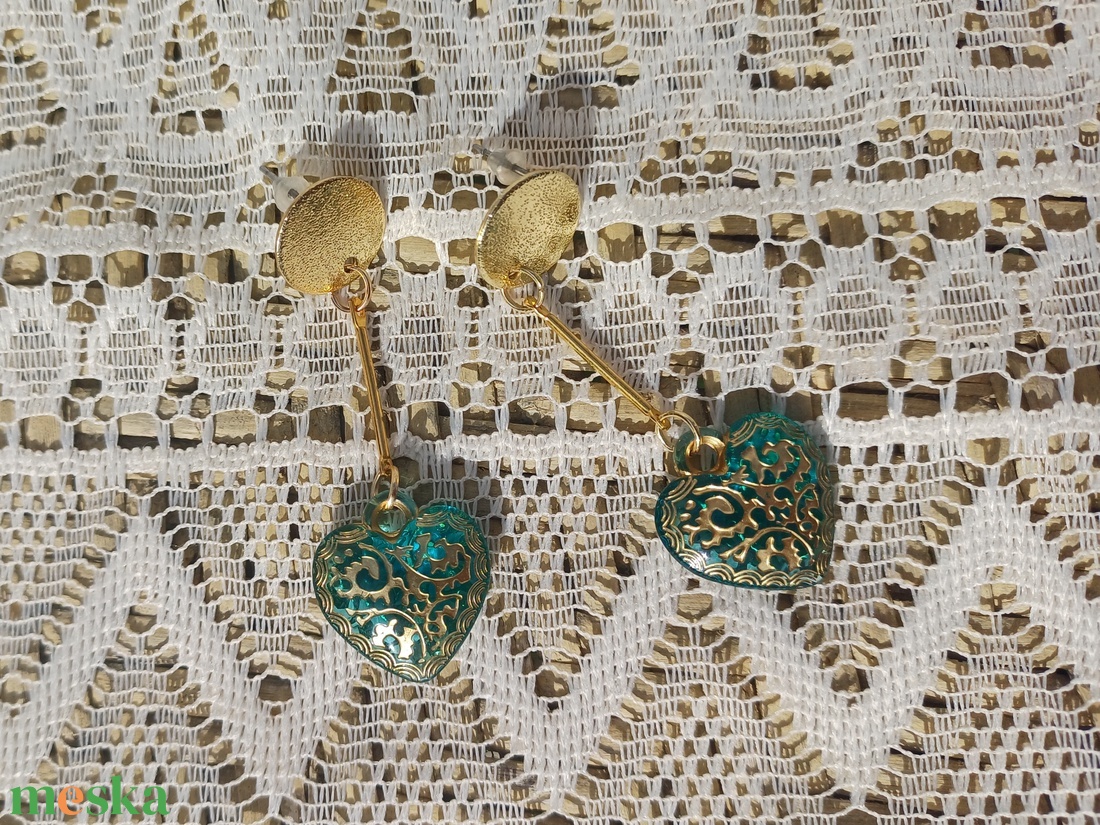 Arany-türkizkék szívecskés fülbevaló  - ékszer - fülbevaló - lógó fülbevaló - Meska.hu