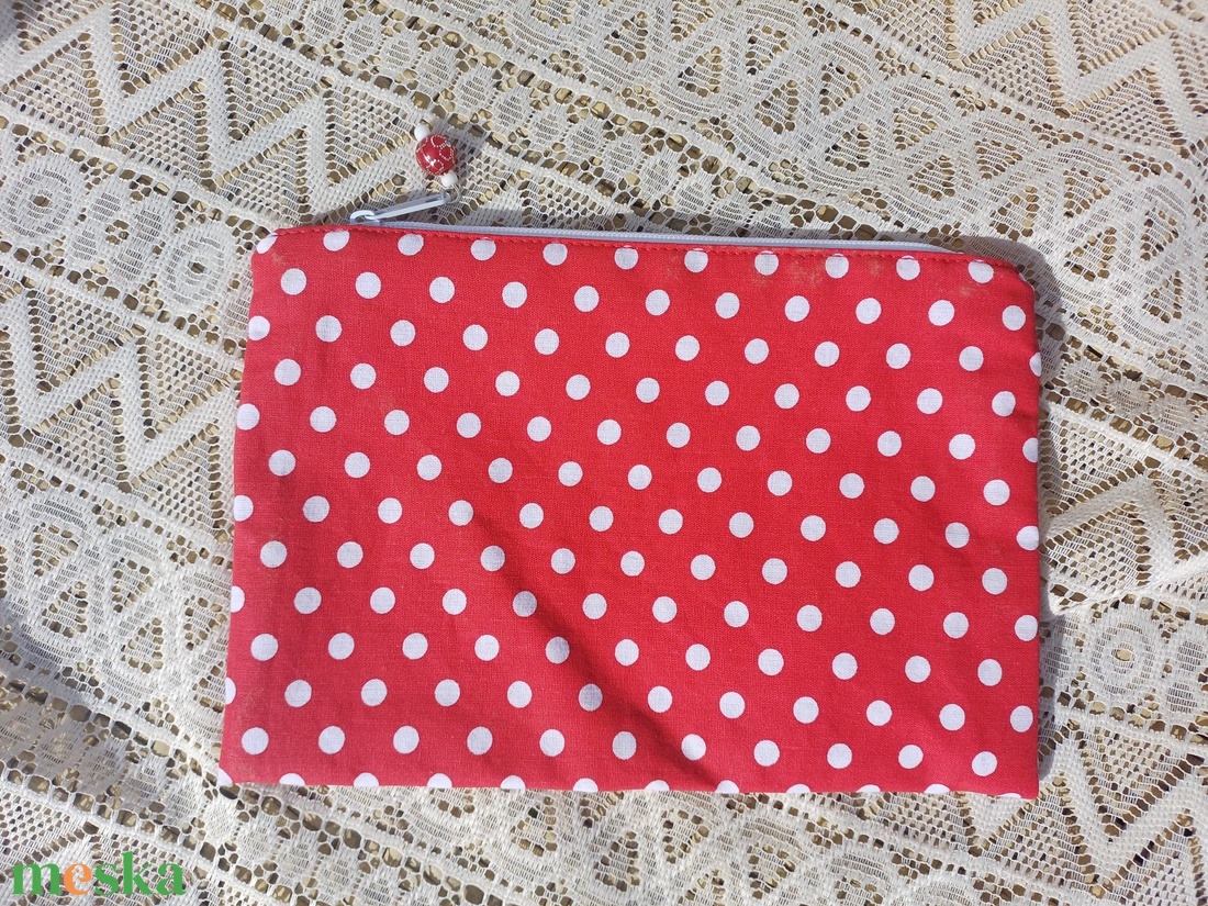 Egyszerű piros pöttyös neszesszer  - táska & tok - neszesszer - Meska.hu